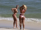 Andressa Urach e Mulher Filé curtem praia juntas no Rio
