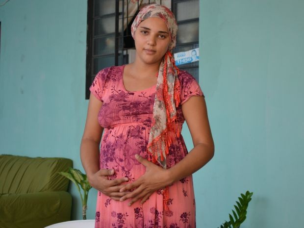 Leidiane Corrêa, 23 anos, descobriu que estava com câncer durante a gravidez (Foto: Carolina Holland/G1)