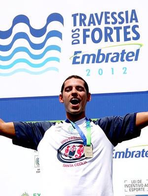 Luis Arapiraca comemora vitória na Travessia dos Fortes (Foto: Satiro Sodré / Agif)