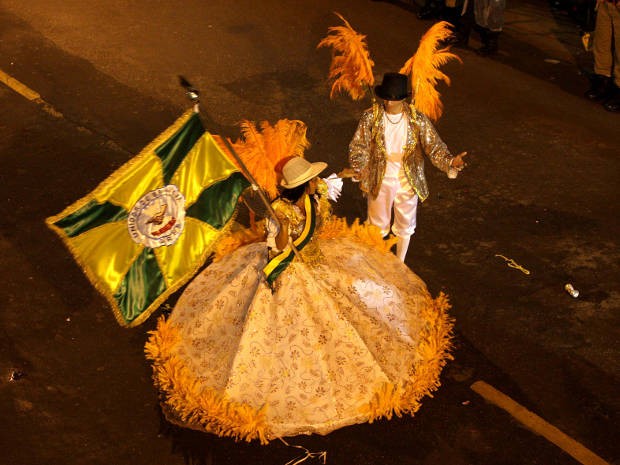 Mestre-sala e porta-bandeira da escola de Samba Unidos da Brasília, de Cametá, desfila no carnaval de 2012. (Foto: Rodolfo Oliveira/Agência Pará)