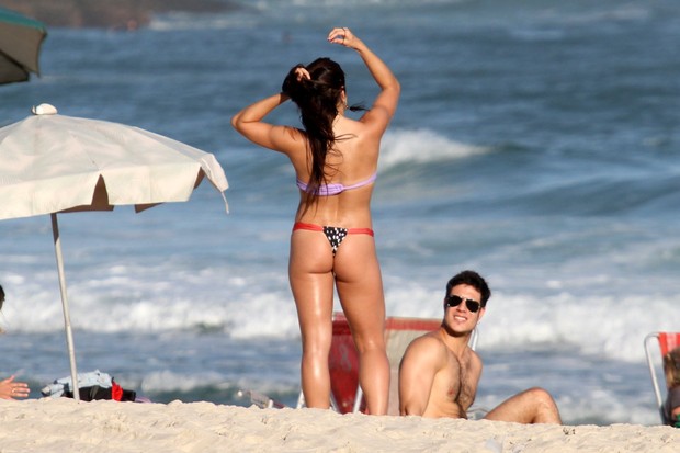 Emiliano D&#39;Ávila na praia com a namorada (Foto: Wallace Barbosa / AgNews)