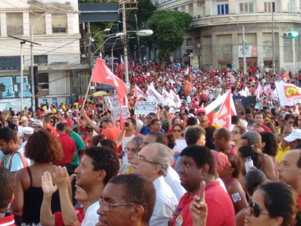 Destino final da manifestação foi a Praça Castro Alves (Foto: Maiana Belo/G1)