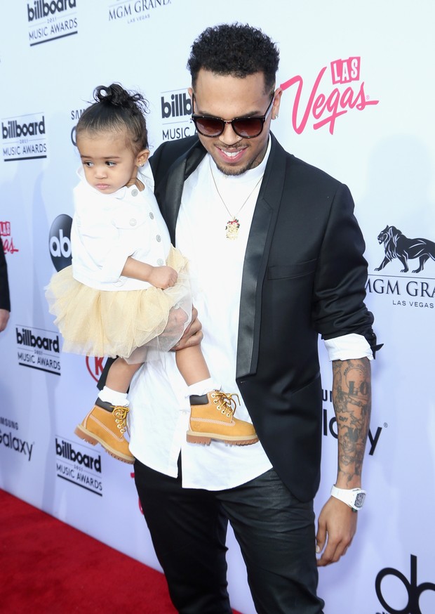 Chris Brown e a filha, Royalty, no Billboard Music Awards em Las Vegas, nos Estados Unidos (Foto: Gabe Ginsberg/ Getty Images)