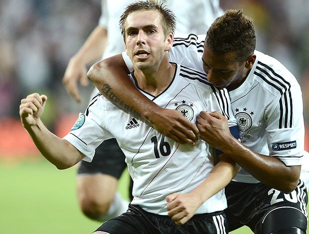 Philipp Lahm comemora gol da Alemanha contra a Grécia (Foto: AFP)