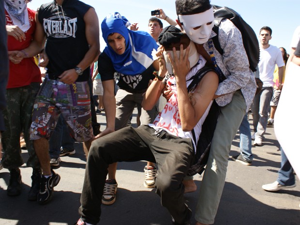 Manifestante é socorrido por colegas depois de ter sido atingido por spray de pimenta lançado por policiias (Foto: Vianey Bentes / TV Globo)