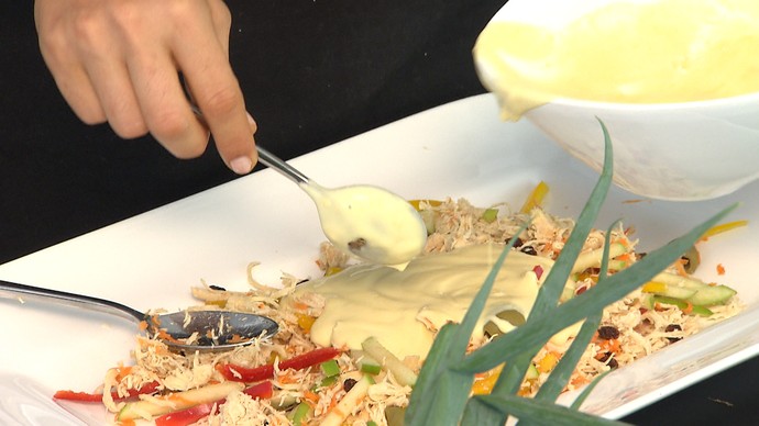 Molho do salpicão é feito com mostarda, creme de ricota e iogurte desnatado (Foto: TV Bahia)