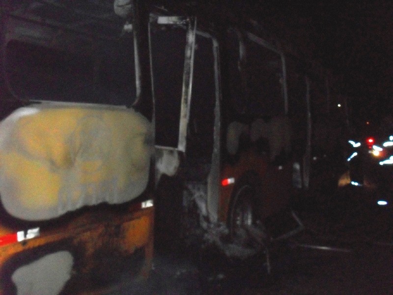 Ônibus ficou destruído em Chapecó (Foto: Corpo de Bombeiros Militar/Divulgação)
