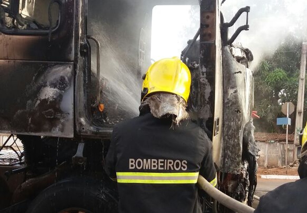 Bombeiros combateram as chamas, que deixaram a cabine destruída (Foto: Divulgação/Bombeiros)