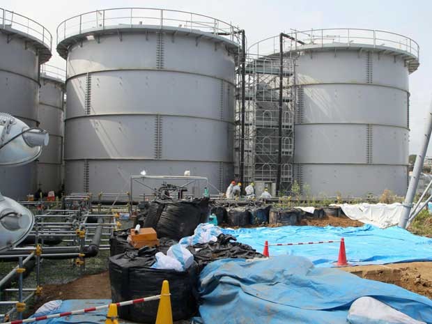 Usina utiliza sacos de areia em torno de tanques para ajudar na retenção de água tóxica. (Foto: Kyodo News / Via AP Photo)