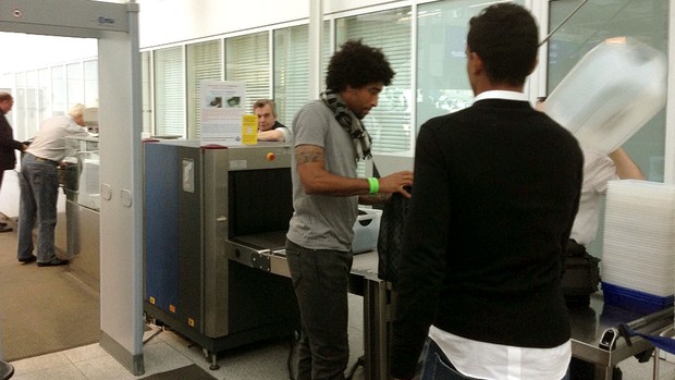 Dante embarque Brasil seleção (Foto: Divulgação) Dante embarque Brasil seleção (Foto: Divulgação)