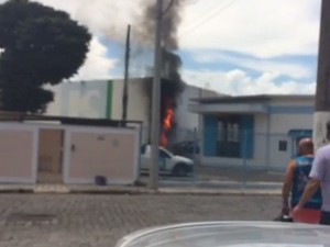 Incêndio atingiu estação de tratamento da Sabesp em Lorena (Foto: Danielle Sardinha/ Vanguarda Repórter)