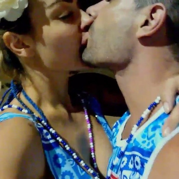Laura Keller beijando o marido (Foto: Instagram / Reprodução)