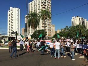 Professores fecharam trecho da avenida Afonso Pena em frente à prefeitura (Foto: Gabriela Pavão/ G1 MS) Professores fecharam trecho da avenida Afonso Pena em frente à prefeitura (Foto: Gabriela Pavão/ G1 MS)