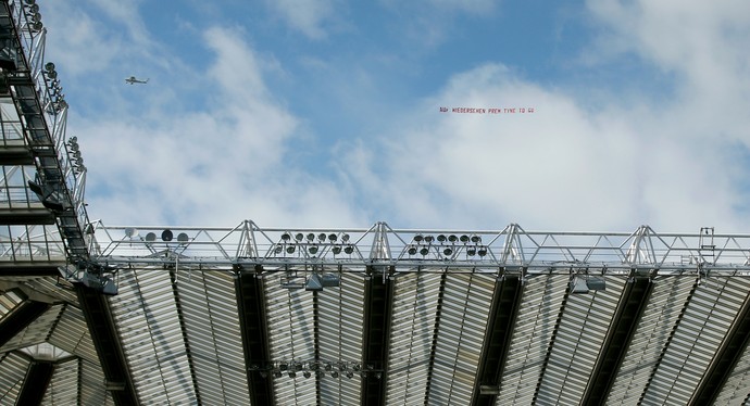 Faixa torcida Sunderland Newcastle (Foto: Reuters)