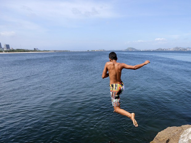 Crianas tomam banho na Praia do Flamengo, onde foi detectada uma superbactria (Foto: Paulo Campos/Estado Contedo)