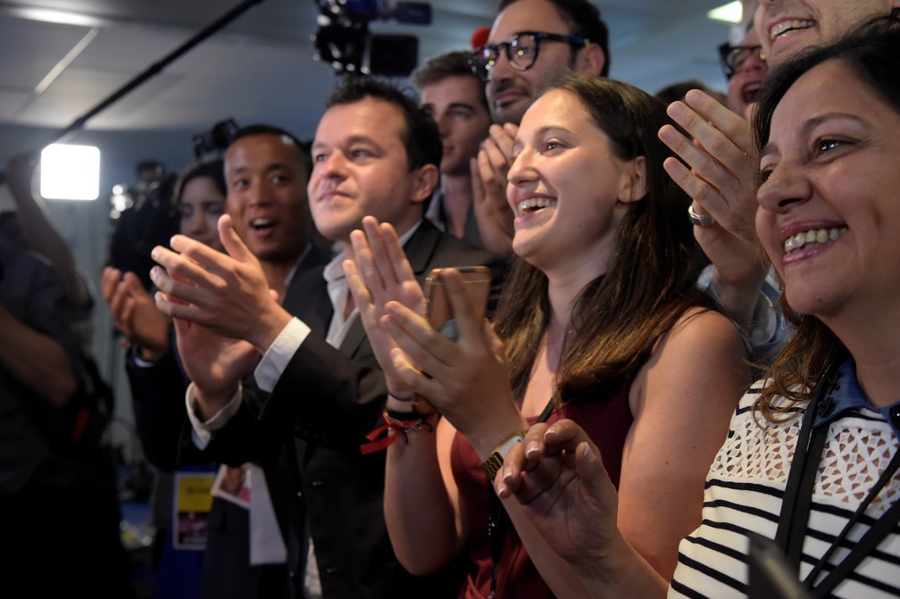 Grupo reage à vitória da maioria na sede do partido A República em Marcha (Foto: Bertrand Guay / AFP)