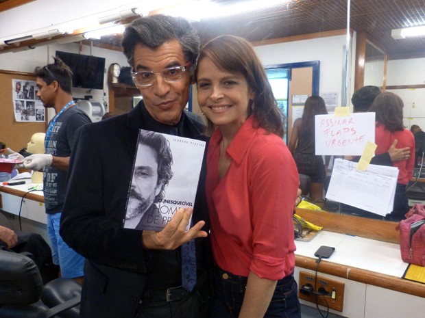 Drica Moraes visita os bastidores de 'Império' no último dia de gravação e posa com Paulo Betti (Foto: Tatiana Helich/Gshow)