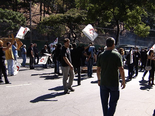 Funcionários fazem protesteo em frente à Prodabel, em Belo Horizonte.  (Foto: Reprodução/ TV Globo)