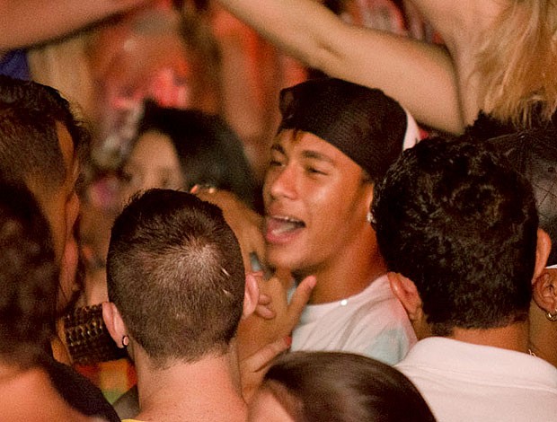 Neymar curte festa no Café de la Musique Beach Club São Pedro (Foto: Nelson Miranda / Divulgação)