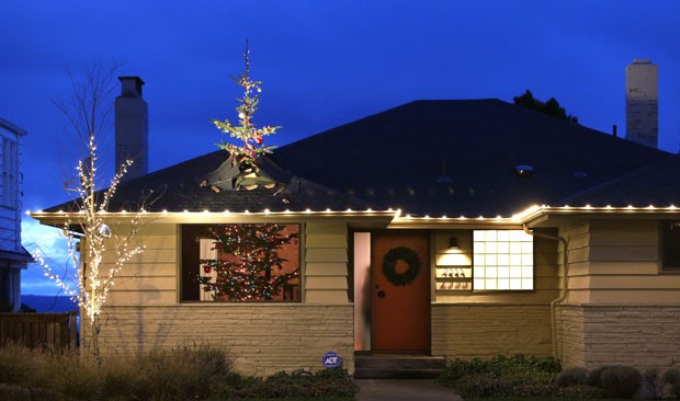 Árvore de Natal de 4,3 metros parece atravessar o telhado de casa (Foto: Elaine Thompson/AP)