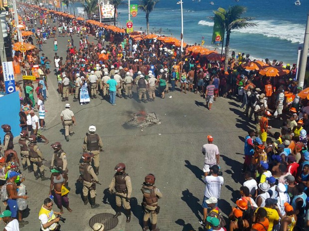 Ambulantes protestam na Barra, em Salvador (Foto: Patrícia Oliviera/G1)