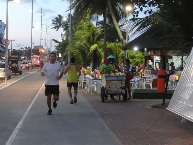 pessoal correndo na olra de Maceió (Foto: Fabiana De Mutiis/G1) pessoal correndo na olra de Maceió (Foto: Fabiana De Mutiis/G1)
