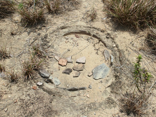 Marcas que indicam a presença de urnas funerárias indígenas ainda são encontradas no local (Foto: Girlene Medeiros / G1 AM)