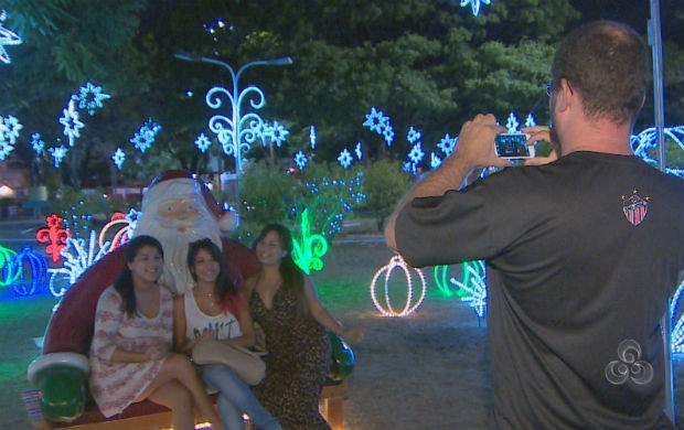 Turistas registrando o momento na praça Veiga Cabral. (Foto: Reprodução/TV Amapá)