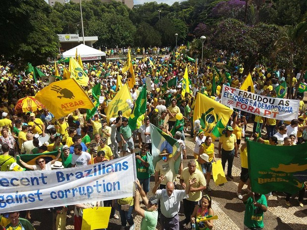 Manifestação Uberlândia (Foto: Caroline Aleixo/G1)