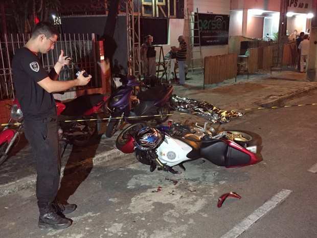 Acidente entre moto e táxi aconteceu no bairro da Torre, em João Pessoa (Foto: Walter Paparazzo/G1)