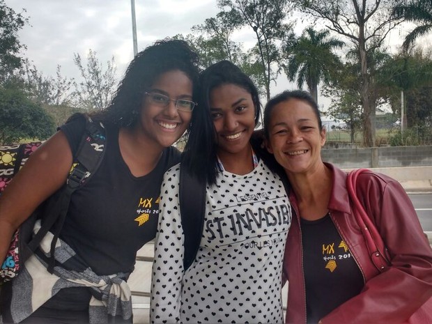 Caroline Ribeiro, Vanessa Leite e Ester Cândida aguardavm o BRT na manhã desta terça em Magalhães Bastos (Foto: Elisa Souza / G1) Caroline Ribeiro, Vanessa Leite e Ester Cândida aguardavm o BRT na manhã desta terça em Magalhães Bastos (Foto: Elisa Souza / G1)
