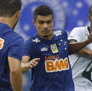 Egídio em disputa de bola na partida contra o Goiás  (Foto: Washington Alves / Light Press)
