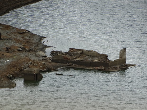 Construções submersas na Barragem de Jucazinho, em Surubim (Foto: Paula Cavalcante/ G1)