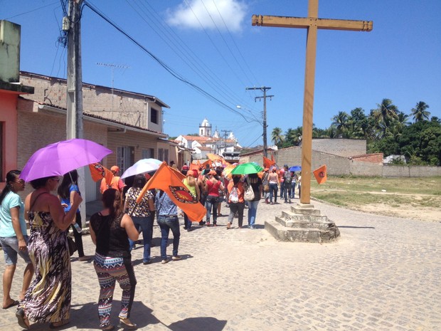 Servidores percorreram as ruas da cidade (Foto: Micaelle Morais / G1)