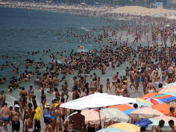 Dia quente com temperaturas acima de 40 graus leva multidão à praia de Ipanema, no Rio de Janeiro. (Foto: Vanderlei Almeida/AFP)