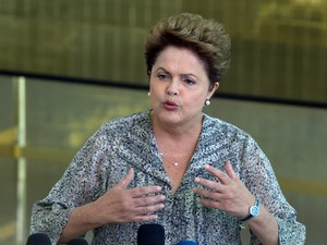  A presidente Dilma Rousseff, candidata a reeleição, durante entrevista coletiva no Palácio da Alvorada neste domingo (24) (Foto: Ed Ferreira/Estadão Conteúdo)