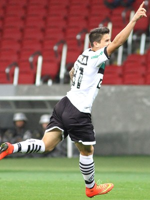 Everaldo comemora gol do Figueirense contra o Internacional (Foto: Luciano Leon / Agência estado)