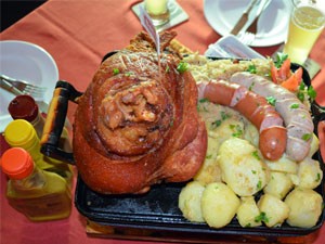 Turistas podem apreciar a culinária alemã em Monte Verde (Foto: Tiago Campos / G1)