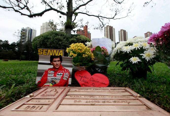Lembranças E Saudade Túmulo De Ayrton Senna Recebe Homenagens