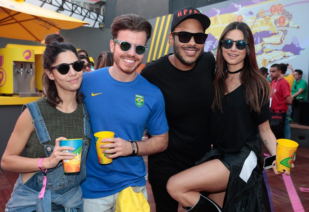 Hugo Gloss e Thaila Ayala e amigos (Foto: Felipe Panfili/Divulgação) Hugo Gloss e Thaila Ayala e amigos (Foto: Felipe Panfili/Divulgação)
