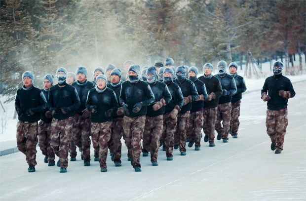 Os soldados gritam durante os exercícios a -30ºC (Foto: China Daily/Reuters)
