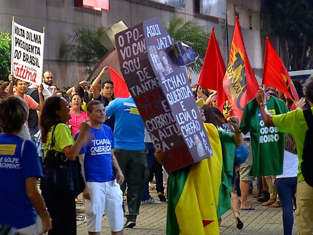 Manifestantes se reuniram no cruzamento das Avenidas Salgado Filho e Bernardo Vieira (Foto: Reprodução/Inter TV Cabugi)