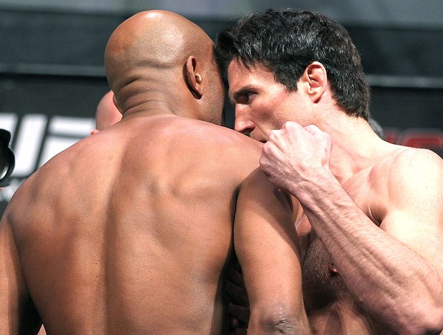 Anderson Silva e Sonnen na pesagem do UFC (Foto: Getty Images)