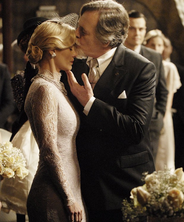 Carolina Dieckmann e José de Abreu gravam cenas da novela 'Joia Rara' (Foto: Divulgação/TV Globo)