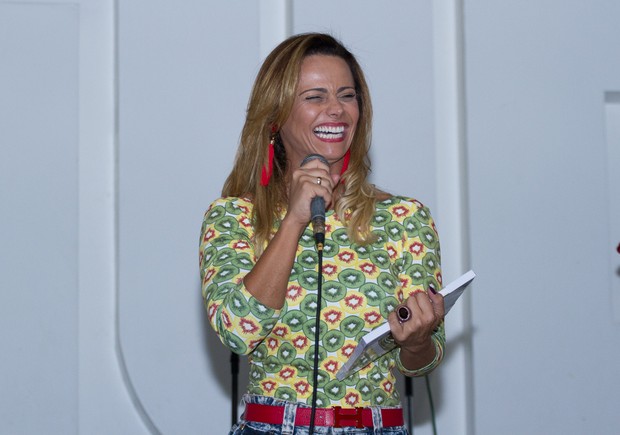 Viviane Araujo recebe prêmio de &quot;Melhor rainha do sambódromo&quot; na Feijoada do Salgueiro (Foto: Alex Nunes/Divulgação)