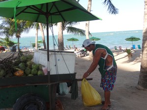 Vendedor de coco limpa tudo em volta da barraquinha (Foto: Fabiana De Mutiis/G1)