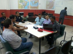 Corpo de Bombeiros e Defesa Civil fizeram uma reunião de emergência. (Foto: Ana Carolina Ferreira / Inter TV MG)
