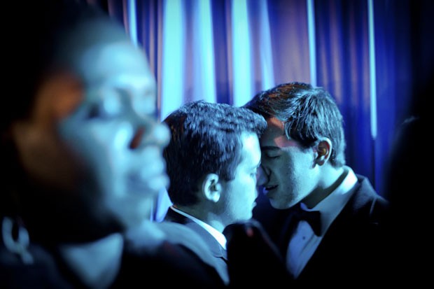 Mike Mignosi e Joseph Velloni (dir.), de Nova York, se beijam durante o baile. (Foto: Max Whittaker/The New York Times)