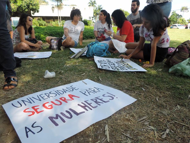 Estudantes cobram política de segurança voltada para as mulheres na UFPE (Foto: Marina Barbosa / G1)