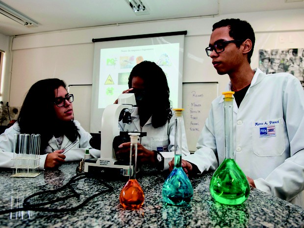 Laboratório de Biologia é um dos 14 que a escola Djalma Pessoa dispõe para ampliar a capacidade de aprendizado dos alunos (Foto: Marcelo Gandra/Coperphoto/Sistema FIEB)